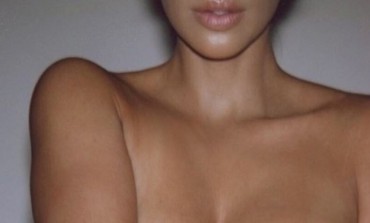 Kim Kardashian pozirala u toplesu i gurnula grudi u prvi plan na fotki