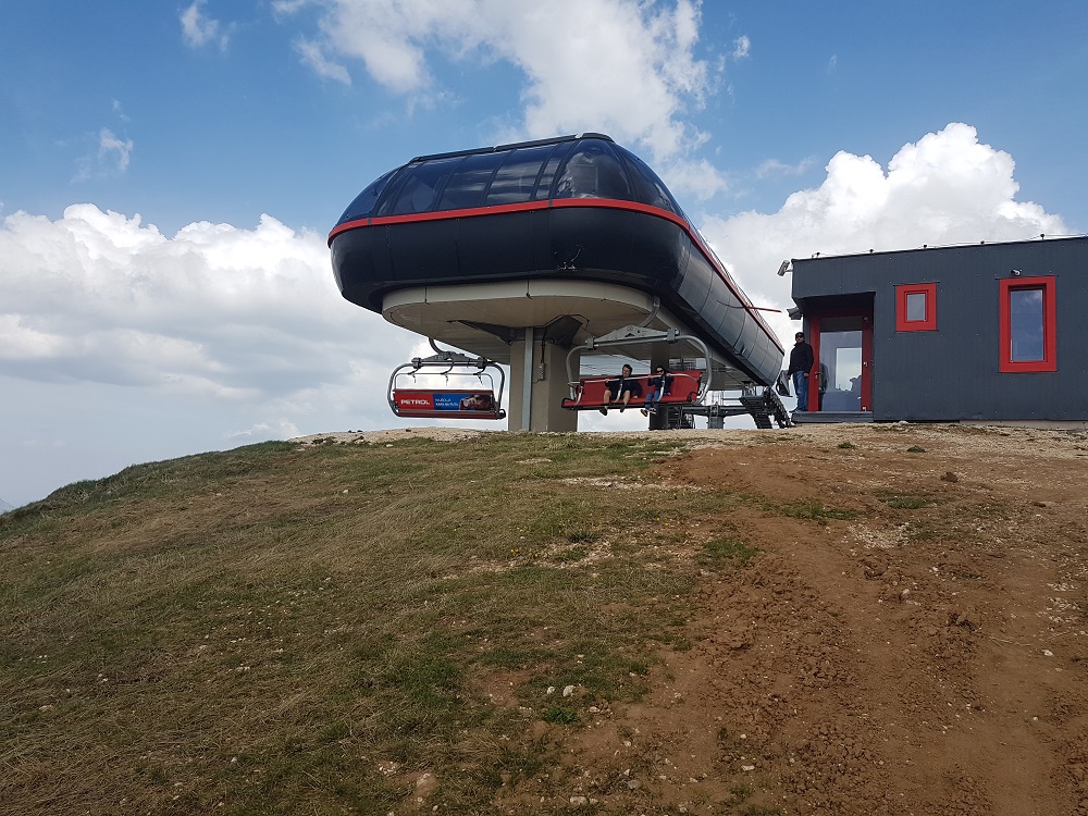 Hiljade turista iz cijelog regiona uživa u ljepotama Jahorine i vožnji šestosjedom