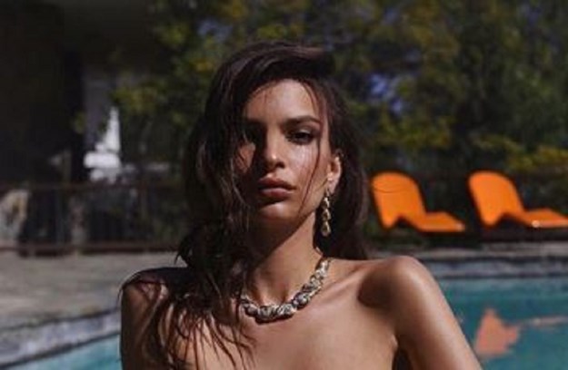 Emily Ratajkowski prvo pozirala u toplesu pa pokazala guzu u tangama