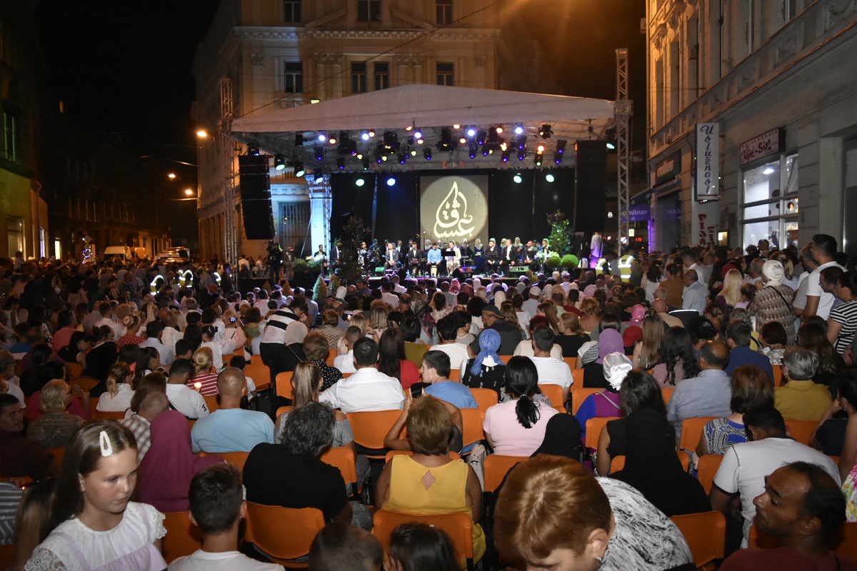 Završena manifestacija „U dergjahu mog srca“: Hiljade građana uživalo u najljepšim ilahijama i kasidama